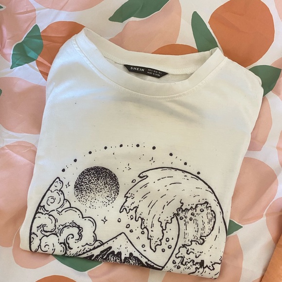 White and black waves t shirt - Picture 5 of 5